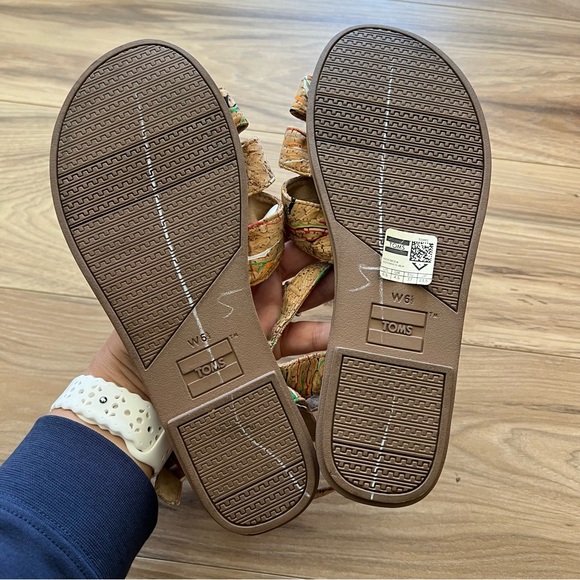 TOMS |‎ Beige & Red Cork Zoe Sandal - Picture 6 of 11